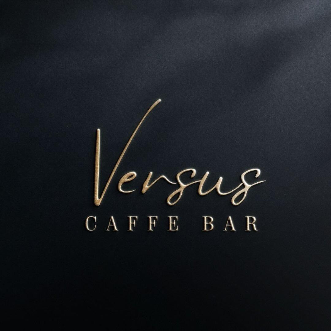 VERSUS CAFFE BAR Logo